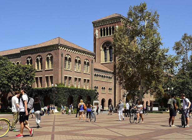 دانشگاه کالیفرنیا جنوبی ارتباط طولانی و برجسته ای با صنعت سرگرمی دارد.